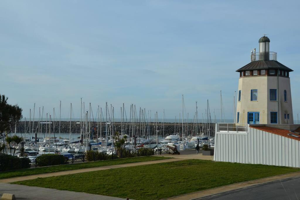 A Port Bourgenay, Vue Sur Lac, Au Pied D'un Parc Aquatique