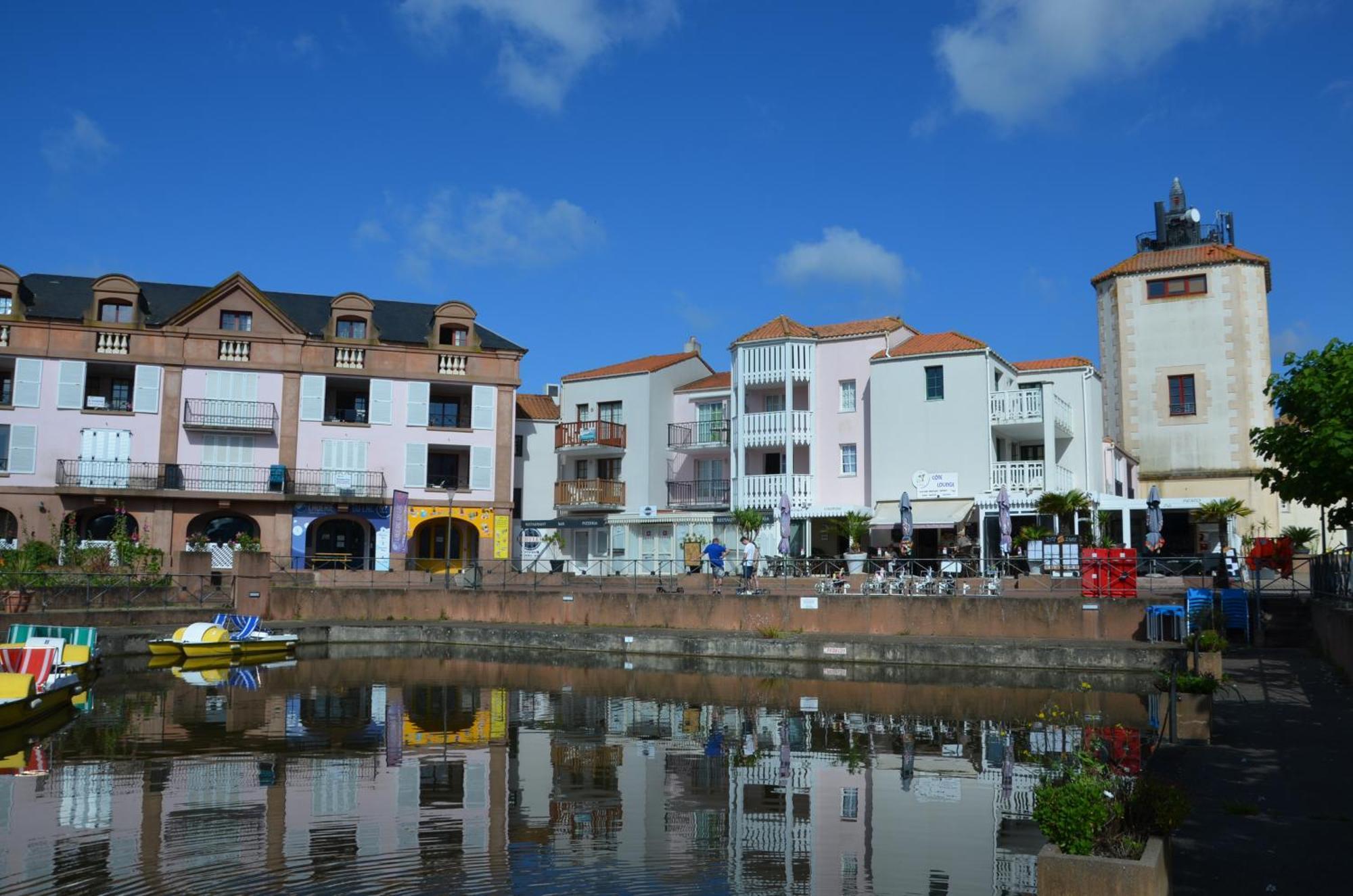 A Port Bourgenay, Vue Sur Lac, Au Pied D'un Parc Aquatique *