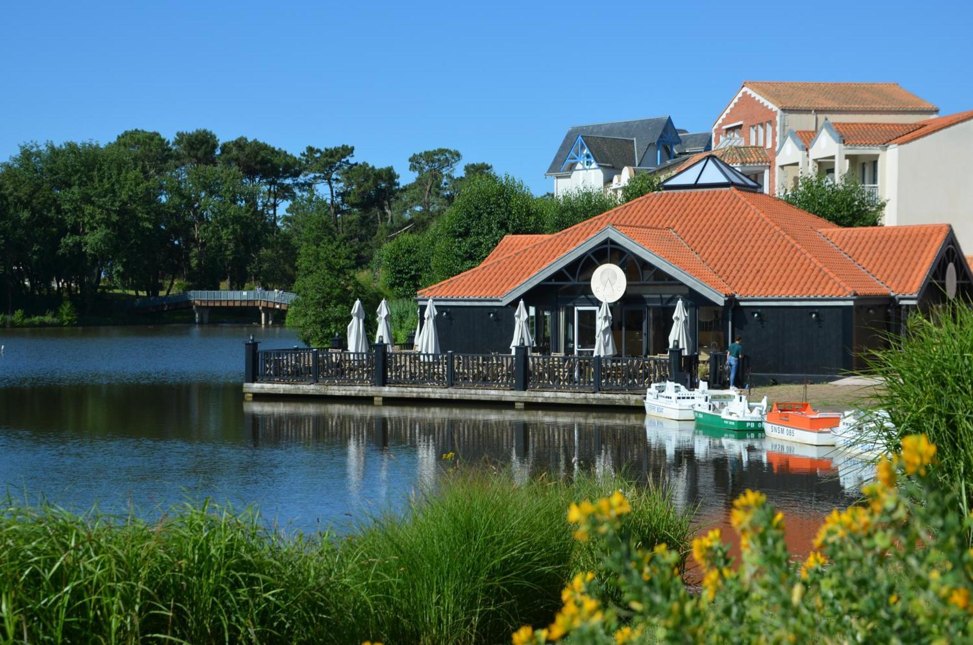 A Port Bourgenay, Vue Sur Lac, Au Pied D'un Parc Aquatique *